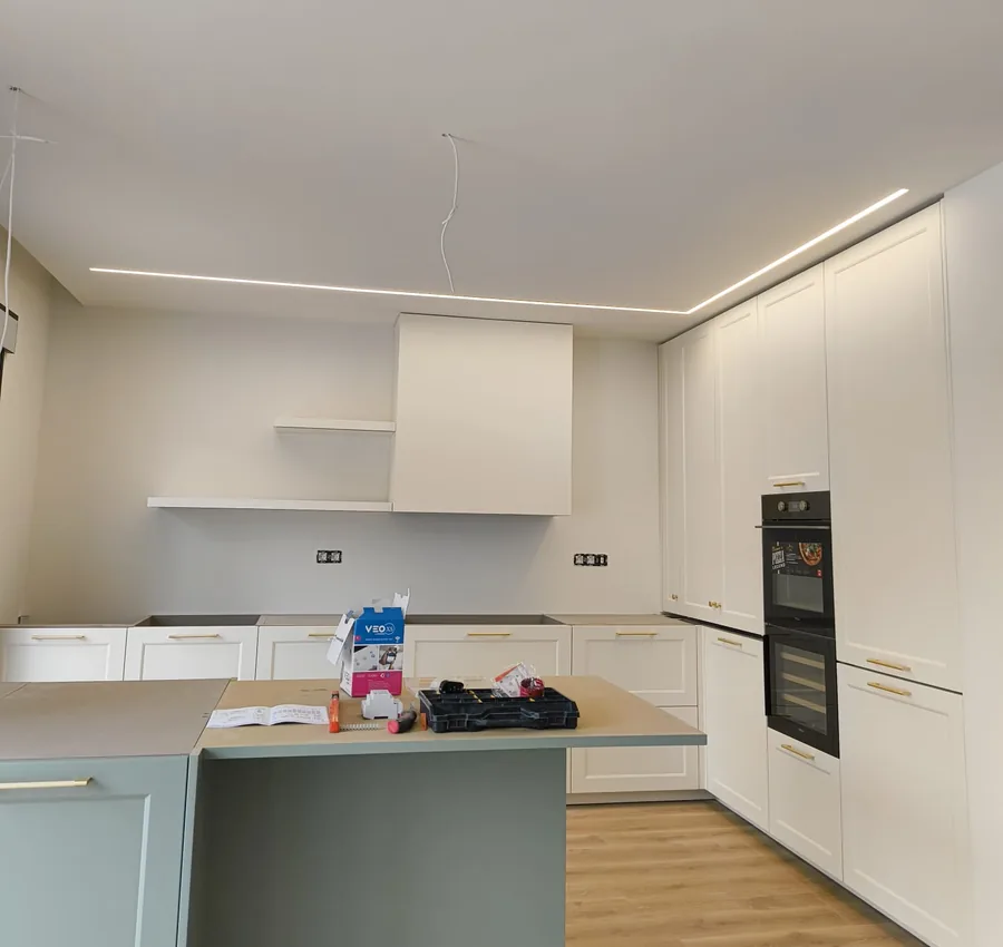 Luz lineal empotrada siguiendo el perímetro del techo de una cocina