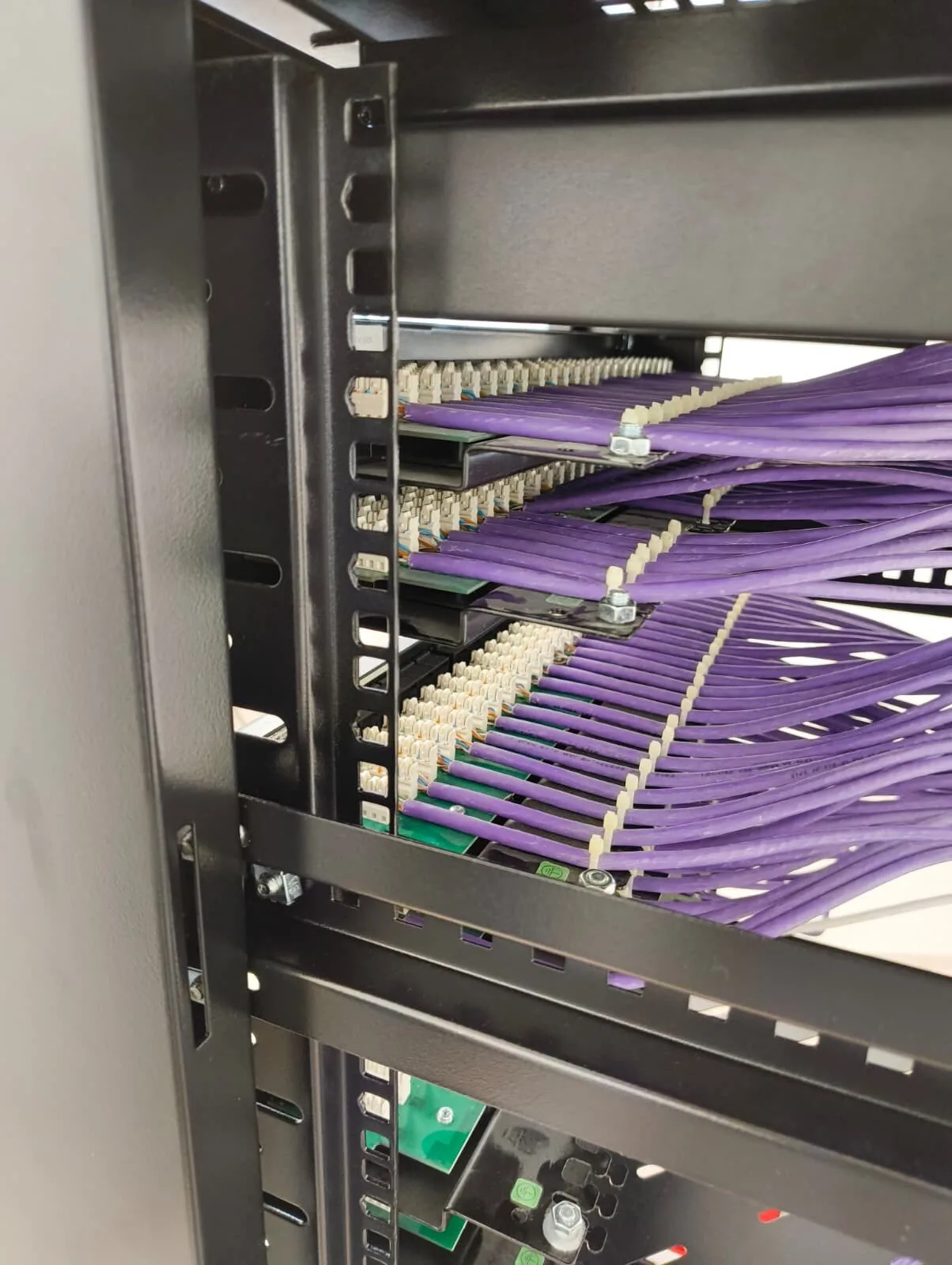 Rack de comunicaciones con cableado de red peinado y patch panel