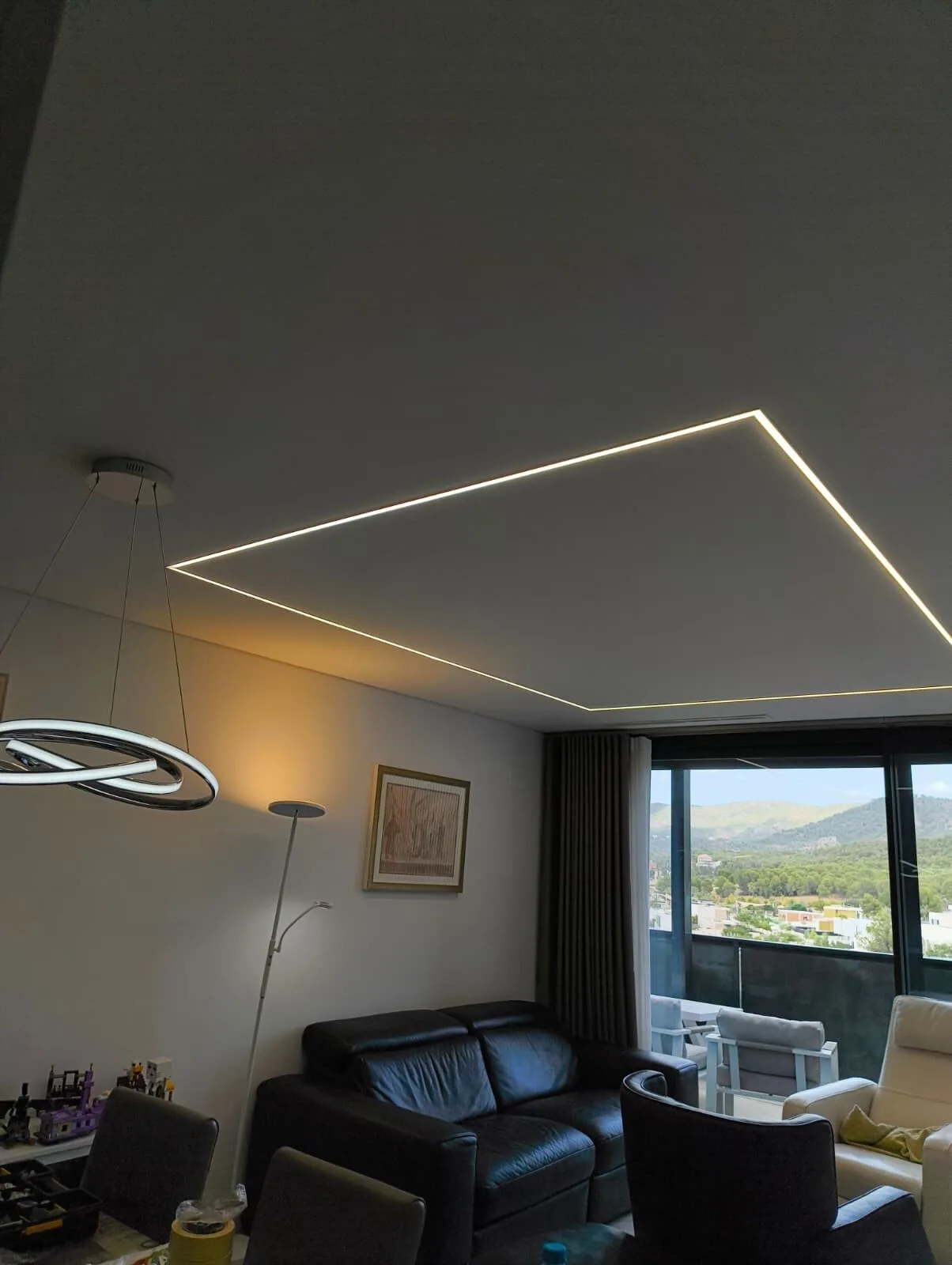 Salón de una vivienda con la luz apagada