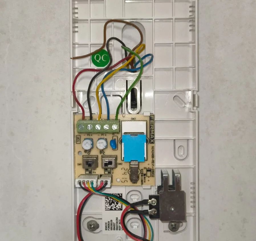 Base de videoportero Fermax con el cableado conectado antes de montar el monitor